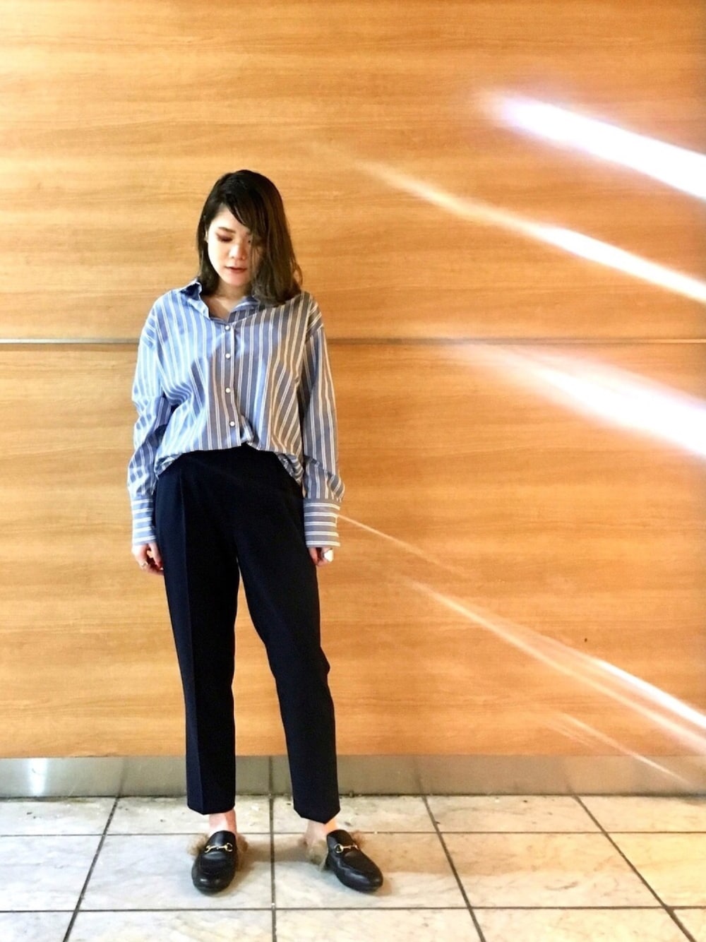 「秋コーデ、キレイめ、リヴドロワ、大人カジュアル、RIVEDROITE、ストライプ、シャツスタイル、テーパードパンツ、秋服、メンズライク」｜「RIVE DROITEの【洗える】ポリエステルスパンストライプシャツ（シャツ/ブラウス、ブルー系）」を使った、moeさん（レディース・160cm）の秋コーディネートの1枚目の写真