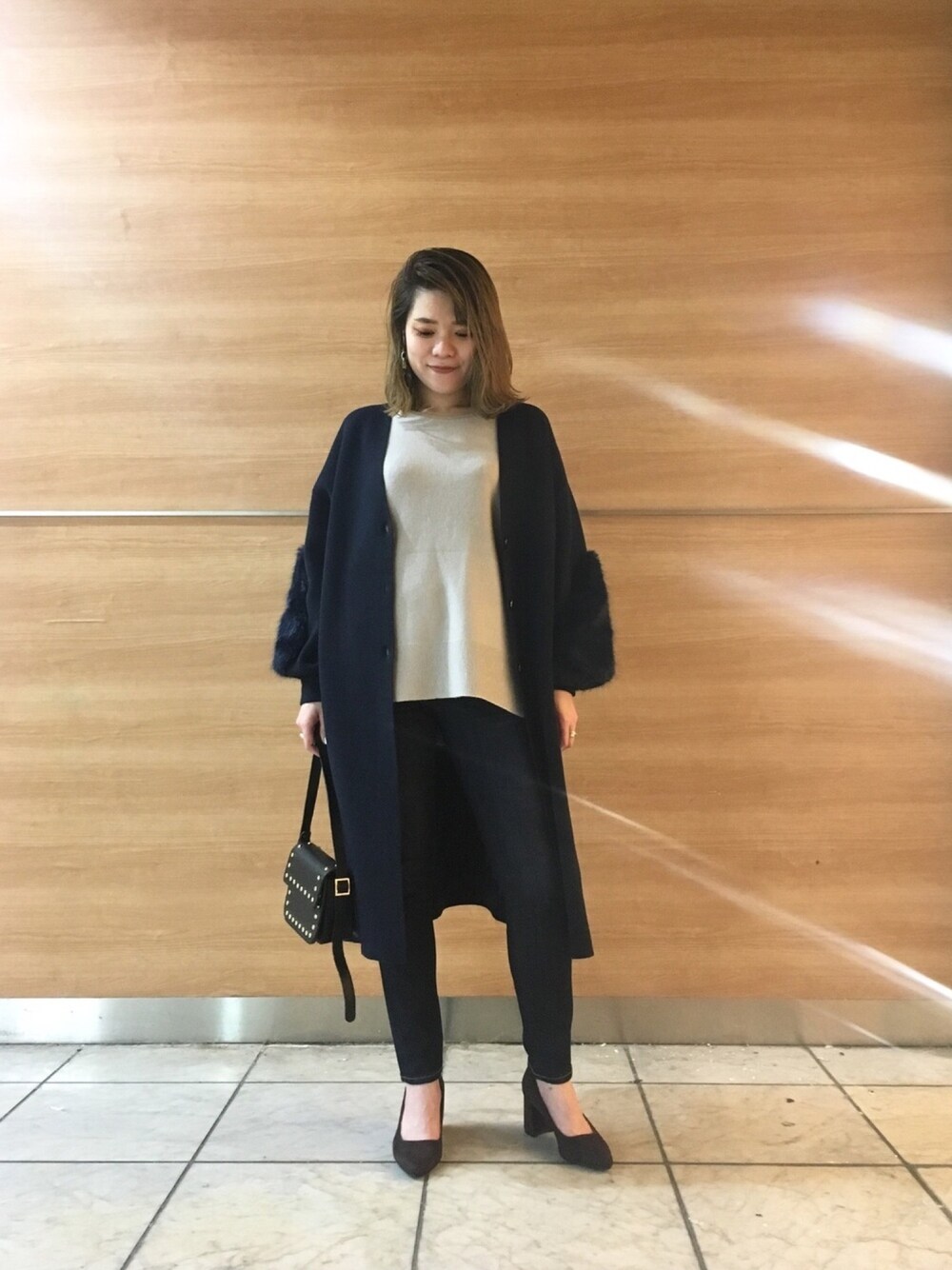 「秋冬コーデ、オトナカジュアル、シンプルコーデ、ゆるコーデ、デニム、リヴドロワ、RIVEDROITE、ニットカーディガン、きれいめカジュアル、30代」｜「RIVE DROITEのエコファースリーブロングカーディガン（カーディガン/ボレロ、ブルー系）」を使った、moeさん（レディース・160cm）の秋コーディネートの1枚目の写真