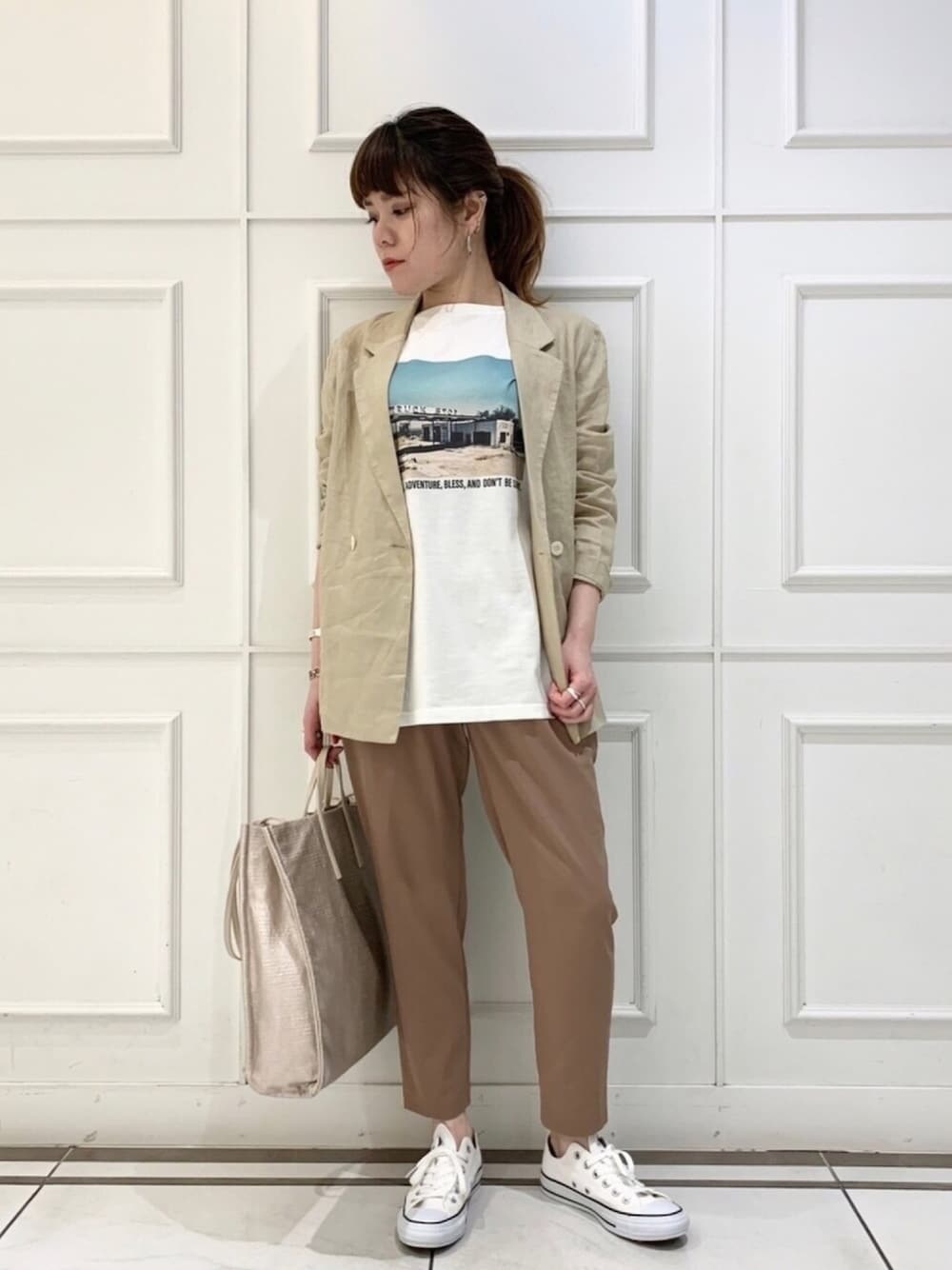 ベージュ系のテーラードジャケット、ホワイト系のTシャツ/カットソー、ベージュ系のその他パンツを着用したレディースの春コーディネートの1枚目の写真