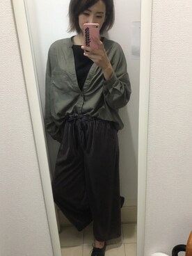 「カーキ色」｜「アイテム（ブラック系）」を使った、あべ しほさん（レディース・169cm）の秋コーディネート