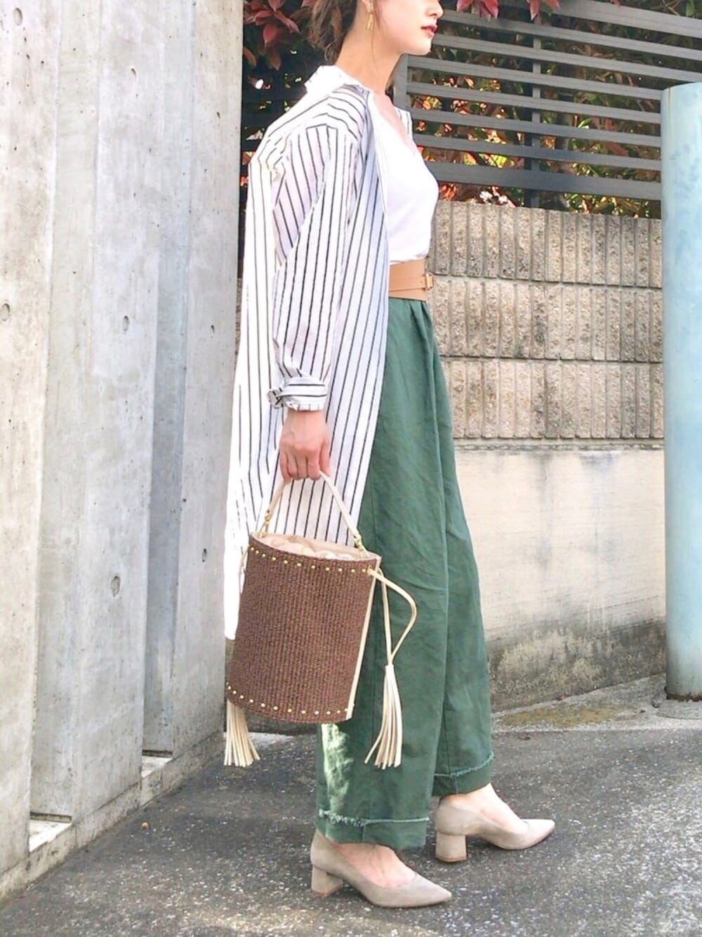 「ラフ、夏コーデ、シンプルコーデ、レイヤードスタイル、シャツスタイル、ストライプ、チノパン、グリーン、パンツスタイル、ロングシャツ」｜「via jのvia j(ヴィアジェイ) ストライプシャツワンピース（シャツ/ブラウス、ホワイト系）」を使った、Creamさん（レディース・158cm）の春コーディネートの1枚目の写真