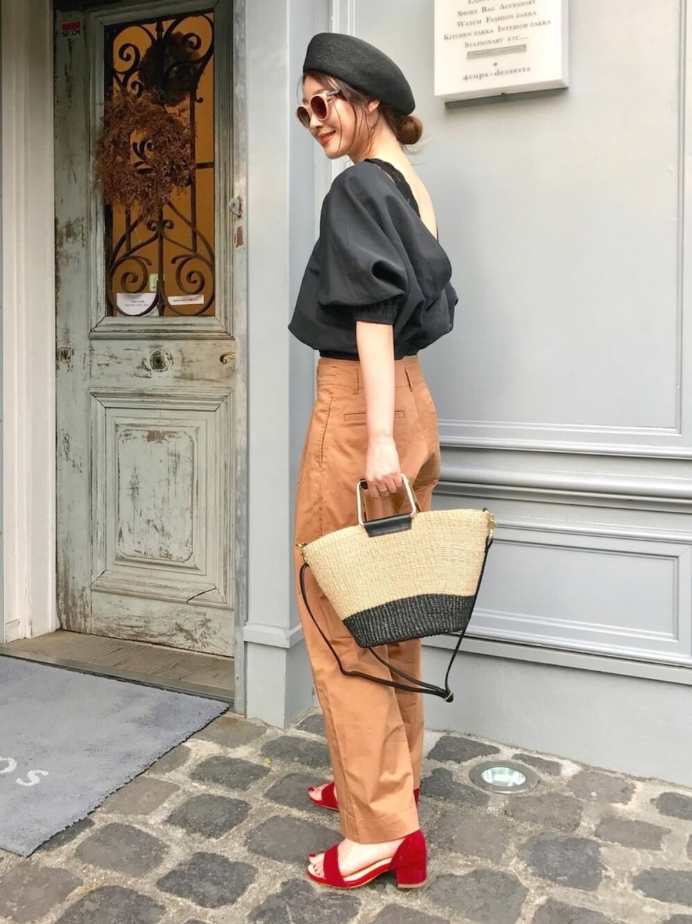 ブラック系のシャツ/ブラウス、ブラック系のタンクトップ、ベージュ系のパンツを着用したレディースの夏コーディネートの1枚目の写真