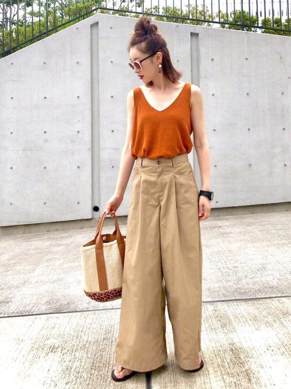 「夏、ラクチンコーデ、秋色、ゆるコーデ、チノパン、ワイドパンツ、ビーチサンダル、ニットキャミソール、夏コーデ、プチプラコーデ」｜「SENSE OF PLACE by URBAN RESEARCHの【TVドラマ着用】ニットキャミソール（キャミソール、ブラウン系）」を使った、Creamさん（レディース・158cm）の夏コーディネートの1枚目の写真