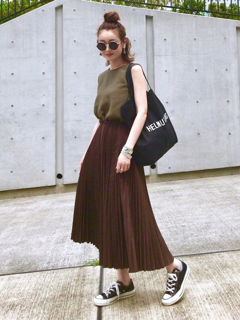 「夏、ラクチンコーデ、ラフ、秋色コーデ、秋色、カーキ、ブラウン、プリーツスカート、ノースリーブ、converse」｜「MADEMOISELLE ROPE'の【セットアップ対応】タックフレアノースリーブブラウス（シャツ/ブラウス、グリーン系）」を使った、Creamさん（レディース・158cm）の夏コーディネートの1枚目の写真