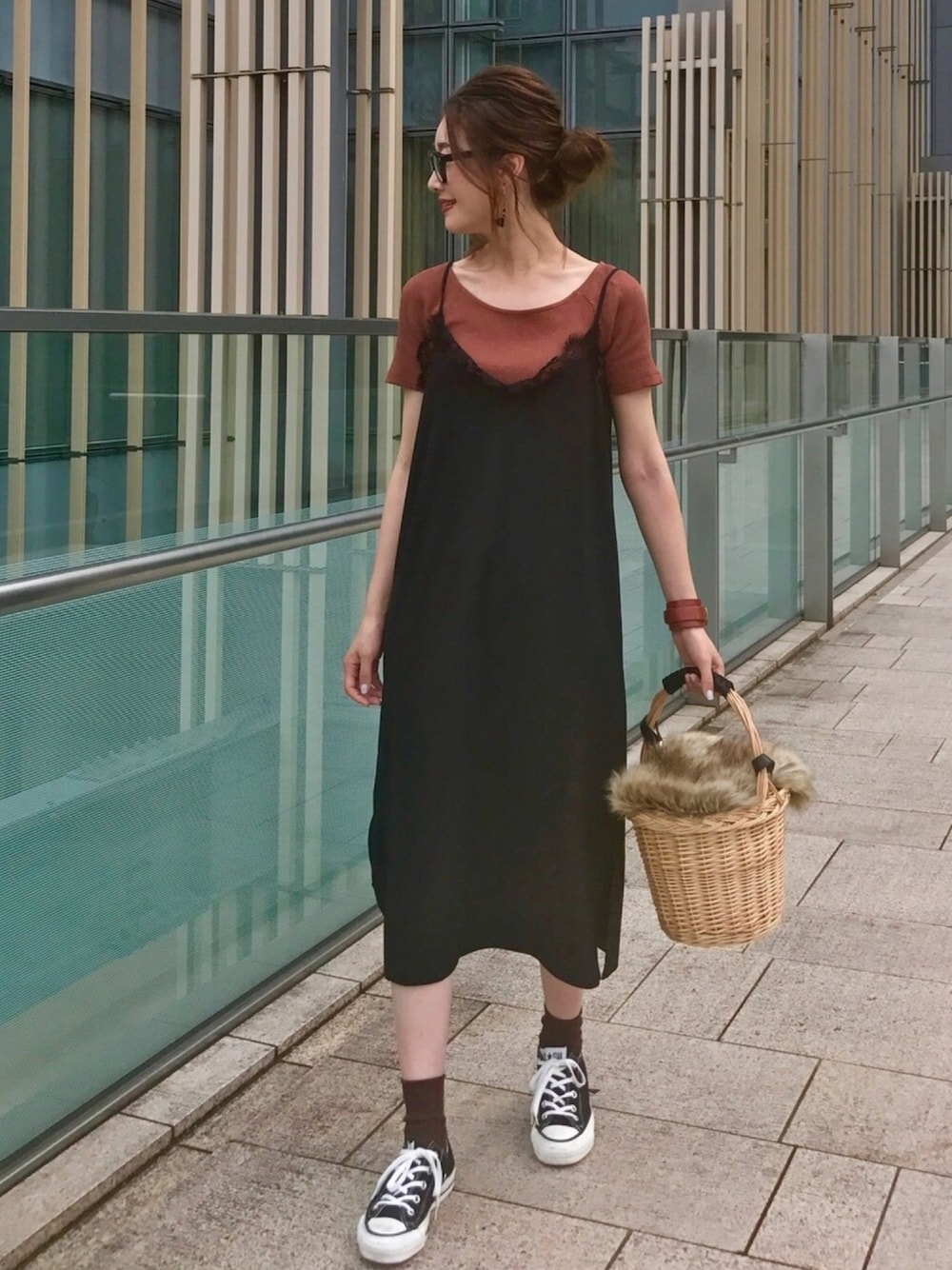 ブラウン系のTシャツ/カットソー、ブラック系のワンピース、その他のかごバッグを着用したレディースの秋コーディネートの1枚目の写真
