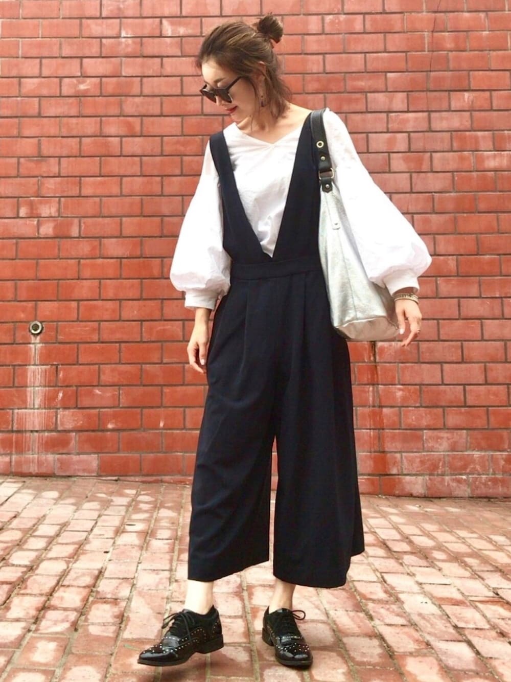 ホワイト系のシャツ/ブラウス、ブルー系のつなぎ/オールインワン、ブラック系のドレスシューズを着用したレディースの秋コーディネートの1枚目の写真