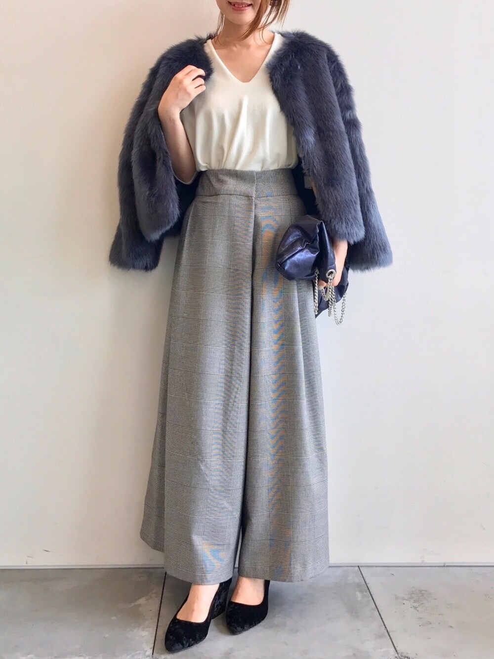 「パンツスタイル、グレンチェック、ファー、ファーコート、キレイめ、ワイドパンツ、チェック、チェックパンツ、Vネック、ネイビー」｜「SENSE OF PLACE by URBAN RESEARCHのショートファージャケット（その他アウター、ブルー系）」を使った、Creamさん（レディース・158cm）の秋コーディネートの1枚目の写真