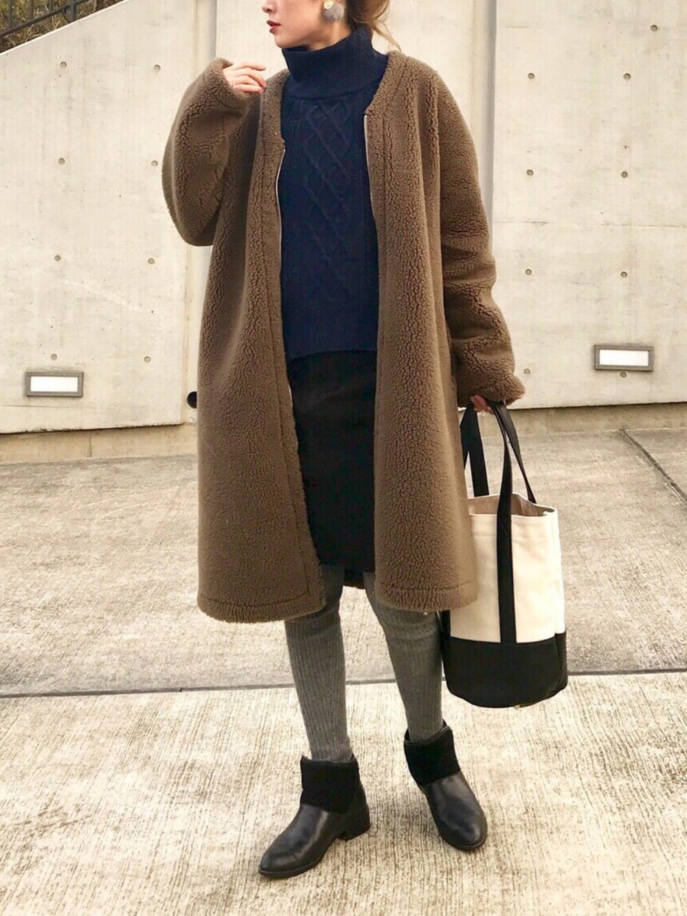 「冬、冬コーデ、オトナカジュアル、ブーツ、ムートンブーツ、ボアコート、ボアジャケット、もこもこ、モコモコアウター、レギンス」｜「GOLDYのヴィンテージボタン　ミンクファーピアス（ピアス（両耳用）、グレー系）」を使った、Creamさん（レディース・158cm）の冬コーディネートの1枚目の写真