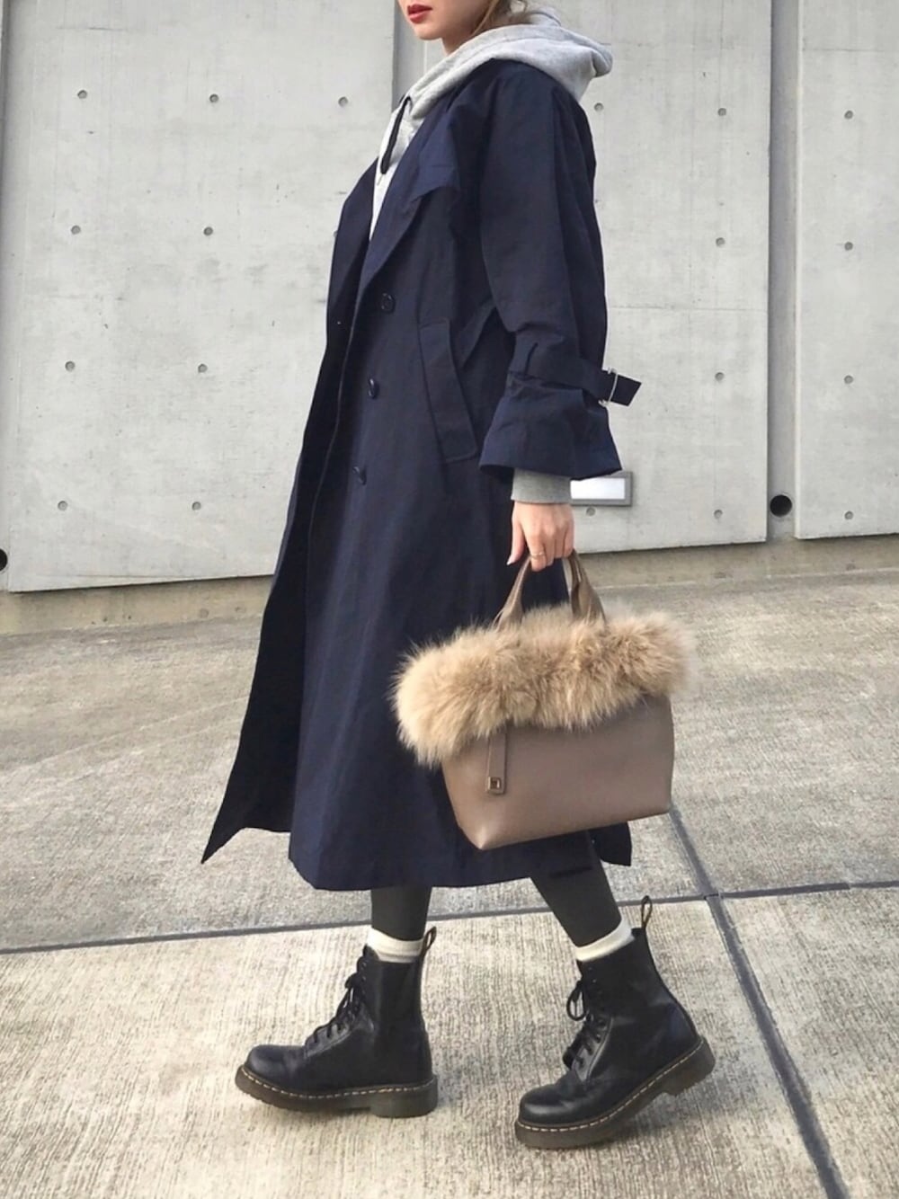 「プチプラコーデ、春、トレンチコート、ドクターマーチン、Dr.Martens、春コーデ、パーカー、パーカー グレー、スポーツミックス、ファーバッグ」｜「RODEO CROWNS WIDE BOWLのレイヤード スタイル ビック フード パーカー（パーカー、グレー系）」を使った、Creamさん（レディース・158cm）の冬コーディネートの1枚目の写真