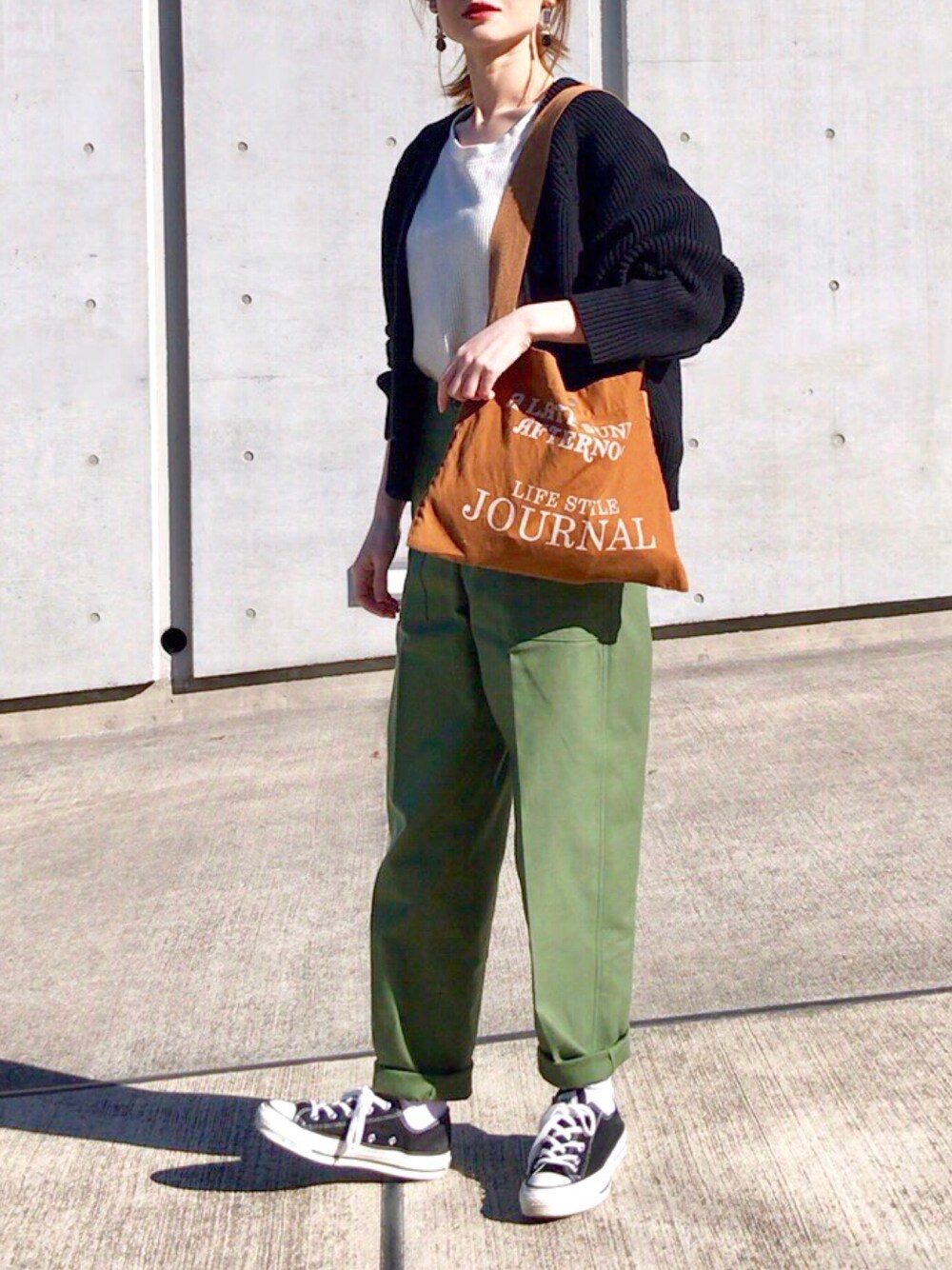 「春コーデ、シンプル、カジュアルコーデ、ラフ、ゆるコーデ、ベイカーパンツ、ハイウエスト、UNIQLO、プチプラ、カーディガン」｜「SLOBE IENAのSLOBE マーブルストーンモチーフイヤリング（イヤリング、ブラウン系）」を使った、Creamさん（レディース・158cm）の春コーディネートの1枚目の写真