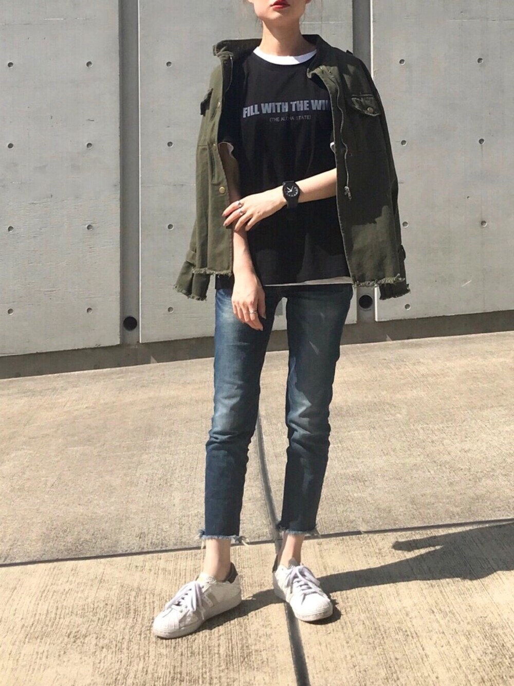 ブラック系のTシャツ/カットソー、グリーン系のミリタリージャケット、ブルー系のデニムパンツを着用したレディースの夏コーディネートの1枚目の写真