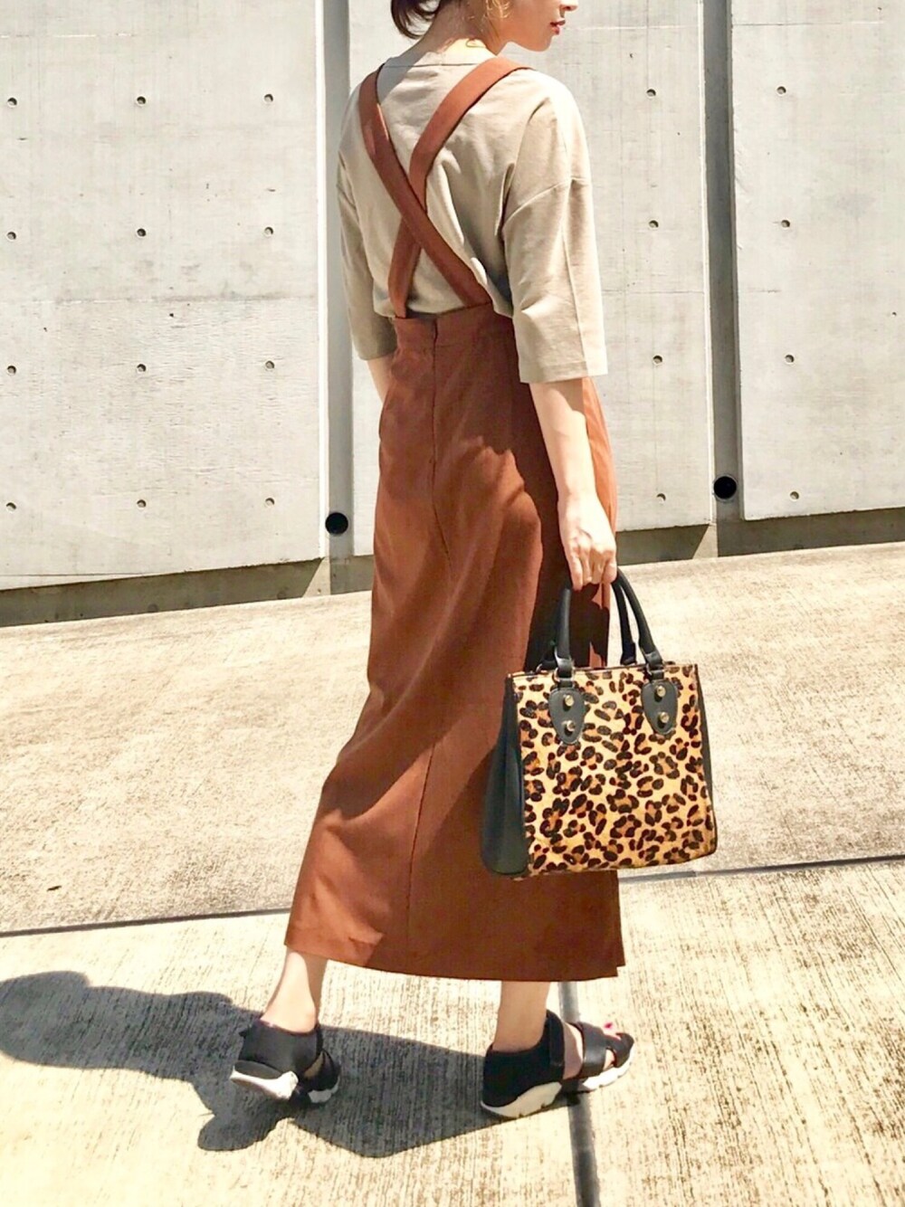 「秋コーデ、大人カジュアル、オトナ女子、キレイめ、ジャンバースカート、レオパード、スポーツミックス、秋色、ひょう柄」｜「ALLUMERの[ALLUMER / アリュメール]Uネックプルオーバー（Tシャツ/カットソー、ベージュ系）」を使った、Creamさん（レディース・158cm）の夏コーディネートの1枚目の写真