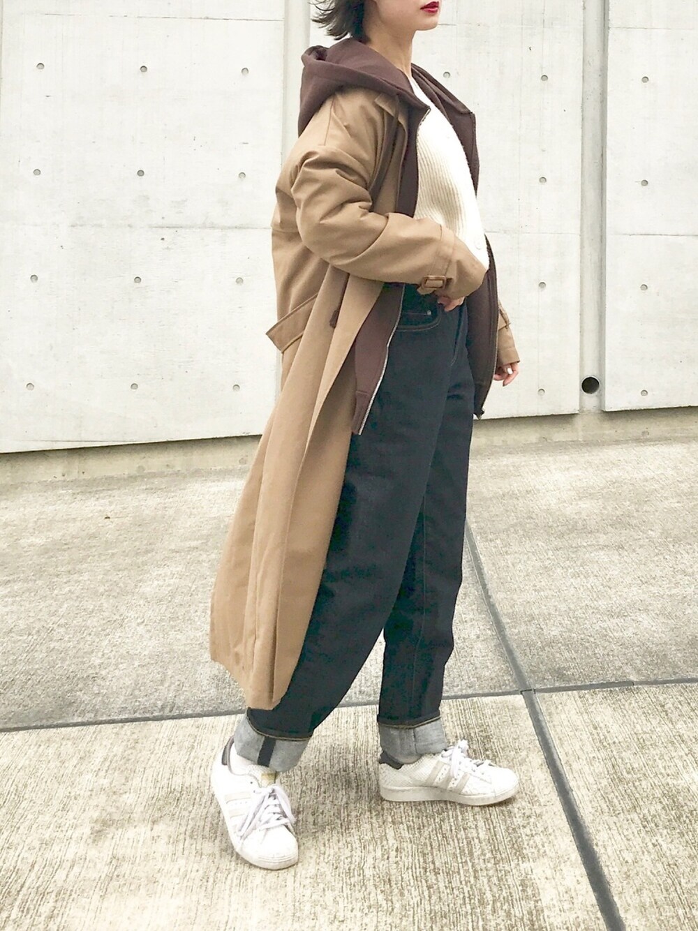 「トレンチコート、パーカー、レイヤードスタイル、スプリングコート、zozoデニム、ZOZO、デニム、デニムパンツ、INTERFACTORY」｜「DHOLICの裏起毛ルーズフードジップアップ（パーカー、ブラウン系）」を使った、Creamさん（レディース・158cm）の春コーディネートの1枚目の写真