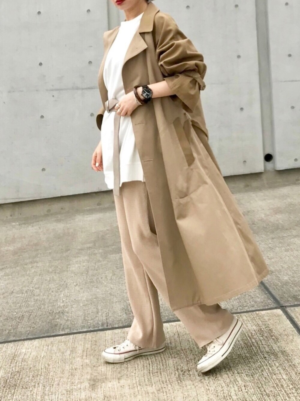 「春、大人カジュアル、ゆるコーデ、パンツスタイル、ベージュコーデ、リラックススタイル、トレンチコート、はるコーデ、ラクチンコーデ、平成最後のWEARISTAセンバツ」｜「via jのvia j(ヴィアジェイ) ミニ裏毛BIGロングTシャツ（Tシャツ/カットソー、ホワイト系）」を使った、Creamさん（レディース・158cm）の春コーディネートの1枚目の写真