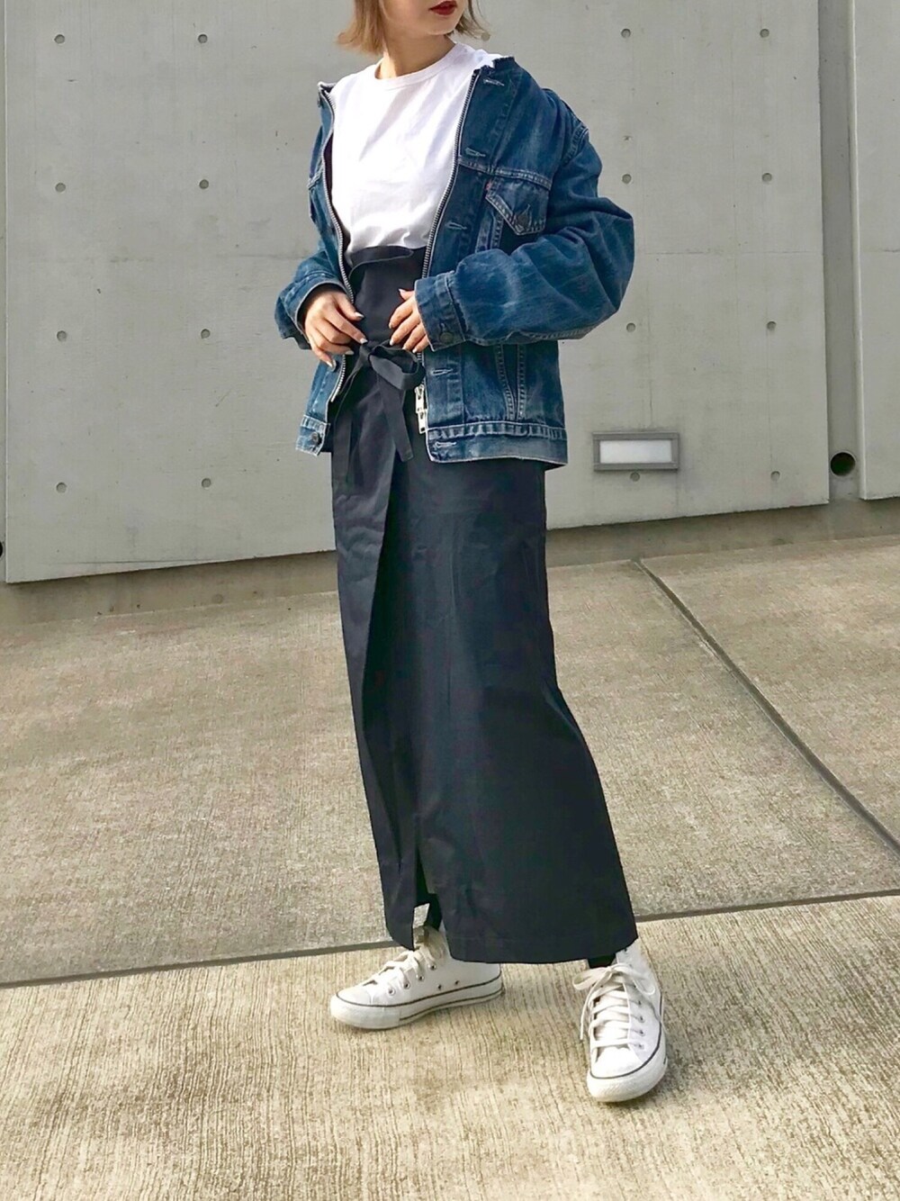 ホワイト系のTシャツ/カットソー、ブルー系のデニムジャケット、ブラック系のスカートを着用したレディースの春コーディネートの1枚目の写真