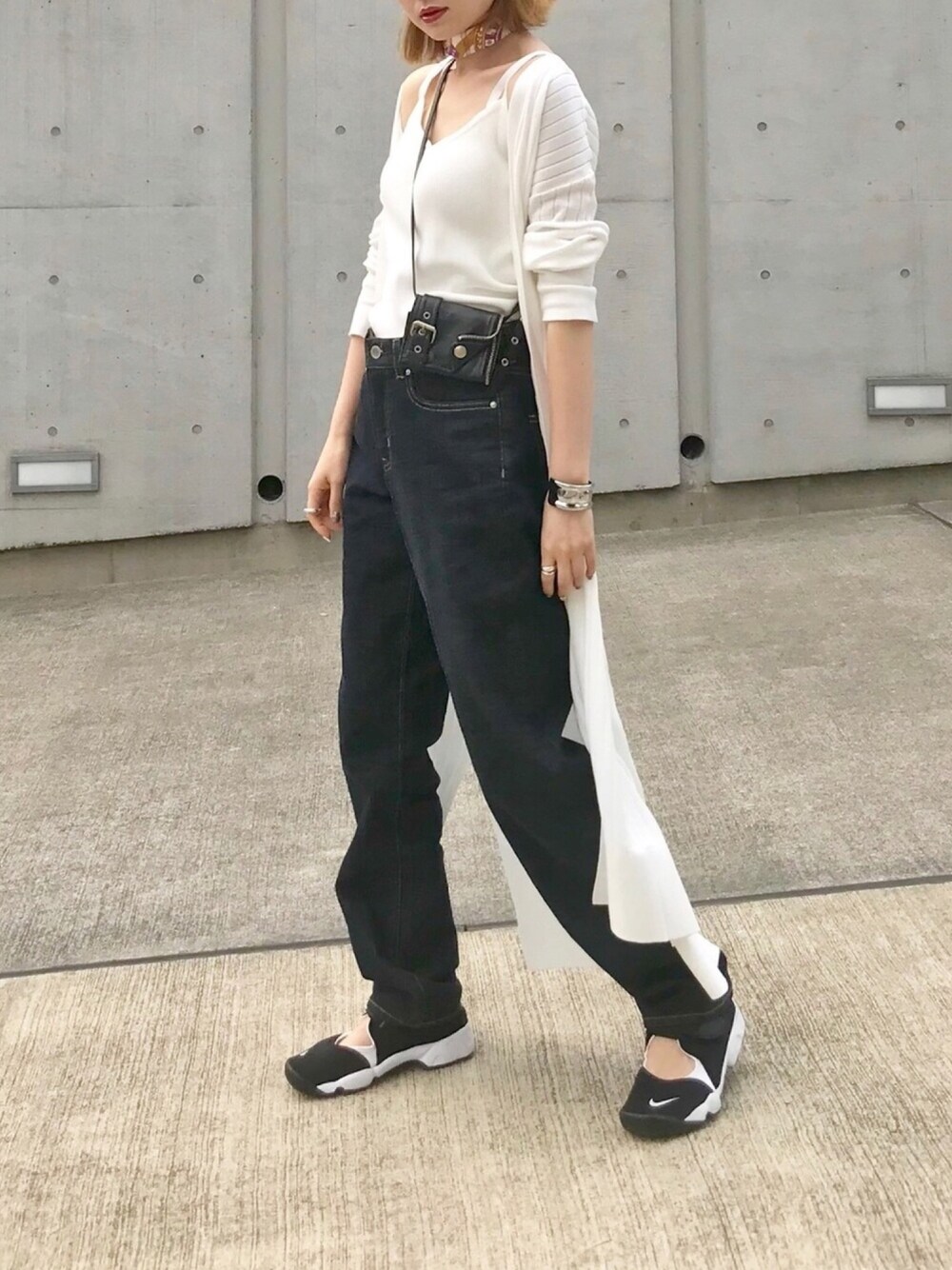 「シンプル、zozoデニム、ZOZO、カーディガン、ロングカーディガン、ホワイト、デニムパンツ、ワイドデニム、NIKE、ゆるコーデ」｜「Emma Taylorの【STYLEBAR】リブニットキャミソール（キャミソール、ホワイト系）」を使った、Creamさん（レディース・158cm）の春コーディネートの1枚目の写真