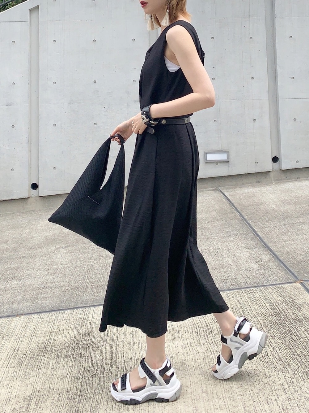 「厚底サンダル、シンプル、ワンピース、ブラック、ブラックコーデ、スボーツミックス、スポーツサンダル、黒、モノトーン、大人カジュアル」｜「Emma Taylorの【STYLEBAR】リングドットフレアドレス（ドレス、ブラック系）」を使った、Creamさん（レディース・157cm）の夏コーディネートの1枚目の写真