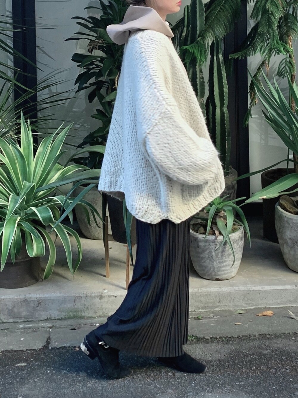 「レイヤードスタイル、レイヤード、プリーツ、プリーツパンツ、カーディガン、パーカー、パーカーコーデ、ニットカーディガン、重ね着、プチプラ」｜「CANAL JEANのharmonie(アルモニ) ボンディングビッグプルオーバーパーカー（スウェット、ベージュ系）」を使った、Creamさん（レディース・158cm）の秋コーディネートの1枚目の写真