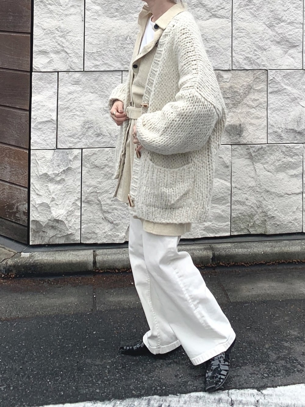 「オトナ女子、オトナカジュアル、パンツスタイル、ホワイト、ホワイトパンツ、ホワイトコーデ、レイヤードスタイル、レイヤード、カーディガン、ニット」｜「CANAL JEANのvia j(ヴィアジェイ) トグルボタンニットカーディガン（カーディガン/ボレロ、ホワイト系）」を使った、Creamさん（レディース・158cm）の冬コーディネートの1枚目の写真