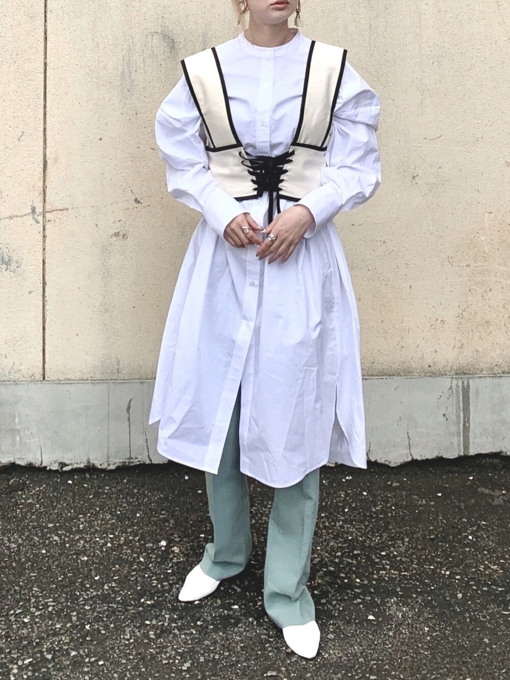 ホワイト系のシャツワンピース、ホワイト系のTシャツ/カットソー、グリーン系のその他パンツを着用したレディースの春コーディネートの1枚目の写真