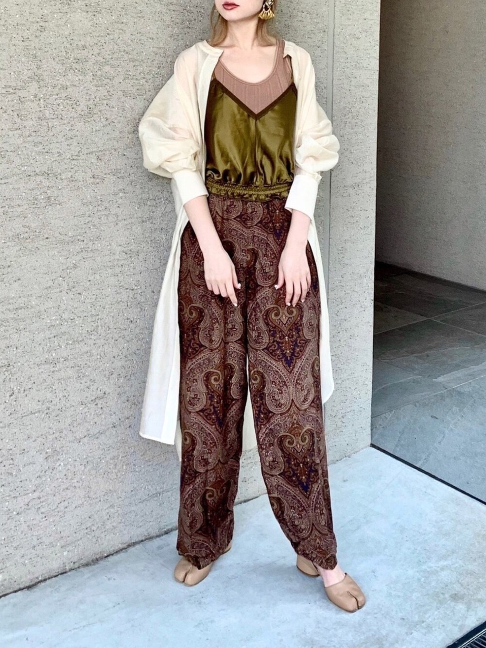 「大人カジュアル、春夏コーデ、ゆったりコーデ、おうちスタイル、きれいめカジュアル、リラックススタイル、ペイズリー、シアーシャツ、シャツワンピ、TODAYFUL」｜「BOEMYのヴィンテージ調 ビーズ刺繍チェーンミニタッセルピアス（ピアス（両耳用）、イエロー系）」を使った、Creamさん（レディース・158cm）の春コーディネートの1枚目の写真