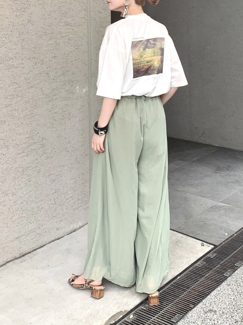 「オトナカジュアル、夏コーデ、パンツスタイル、今日のコーデ、Tシャツ、フォトT、プリントT、ミントグリーン、プチプラ、淡色コーデ」｜「BOEMYのつぶつぶビーズ レザーロングタッセルピアス（ピアス（両耳用）、その他）」を使った、Creamさん（レディース・158cm）の夏コーディネートの1枚目の写真
