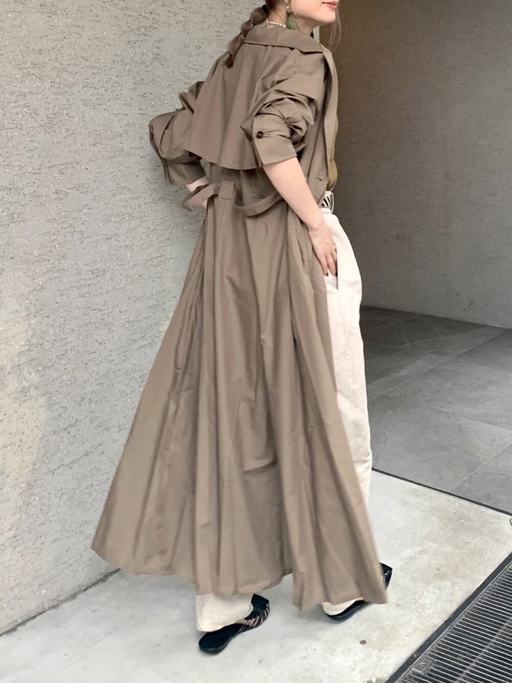 「きれいめカジュアル、秋のコーデ、コート、ロングコート、プリーツ、ワンピース、ベージュ、ベージュコーデ、秋色、TODAYFUL」｜「TODAYFULのヴィンテージミックスネックレス（ネックレス、シルバー系）」を使った、Creamさん（レディース・158cm）の夏コーディネートの1枚目の写真