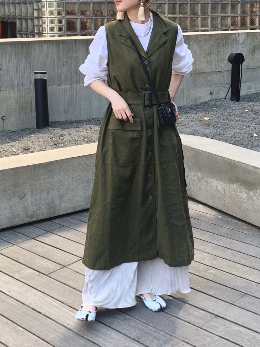 「オトナ女子、ユニクロ、JWANDERSON、ミリタリー、ワンピース、カーキ、トレンチ、休日スタイル、ロングワンピース、モード」｜「BOEMYのヴィンテージ調 ドロップビーズ タッセルピアス（ピアス（両耳用）、ホワイト系）」を使った、Creamさん（レディース・158cm）の春コーディネートの1枚目の写真