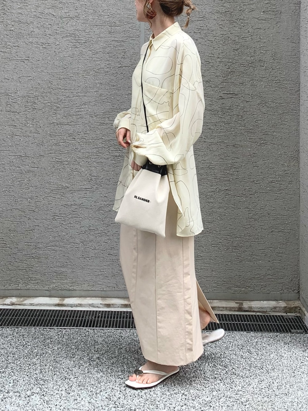 「大人カジュアル、ゆるコーデ、夏、シャツスタイル、シャツ、柄シャツ、柄、スカート、ロングスカート、サンダル」｜「MAISON SPECIALのアブストラクトプリントシャツ【MAISON SPECIAL/メゾンスペシャル】（シャツ/ブラウス、ホワイト系）」を使った、Creamさん（レディース・158cm）の春コーディネートの1枚目の写真