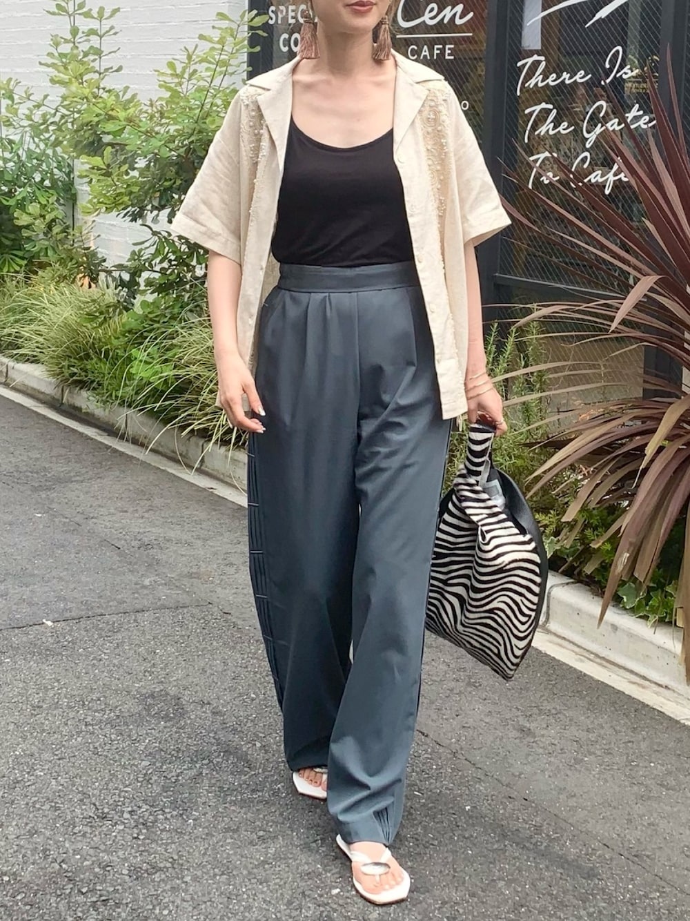 「夏コーデ、開襟シャツ、大人カジュアル、オトナ女子、ラフ、カジュアル、パンツスタイル、リネン、ゆるコーデ、メンズライク」｜「ALLUMERのエンブロイダリーオープンカラーシャツ（シャツ/ブラウス、ホワイト系）」を使った、Creamさん（レディース・158cm）の夏コーディネートの1枚目の写真