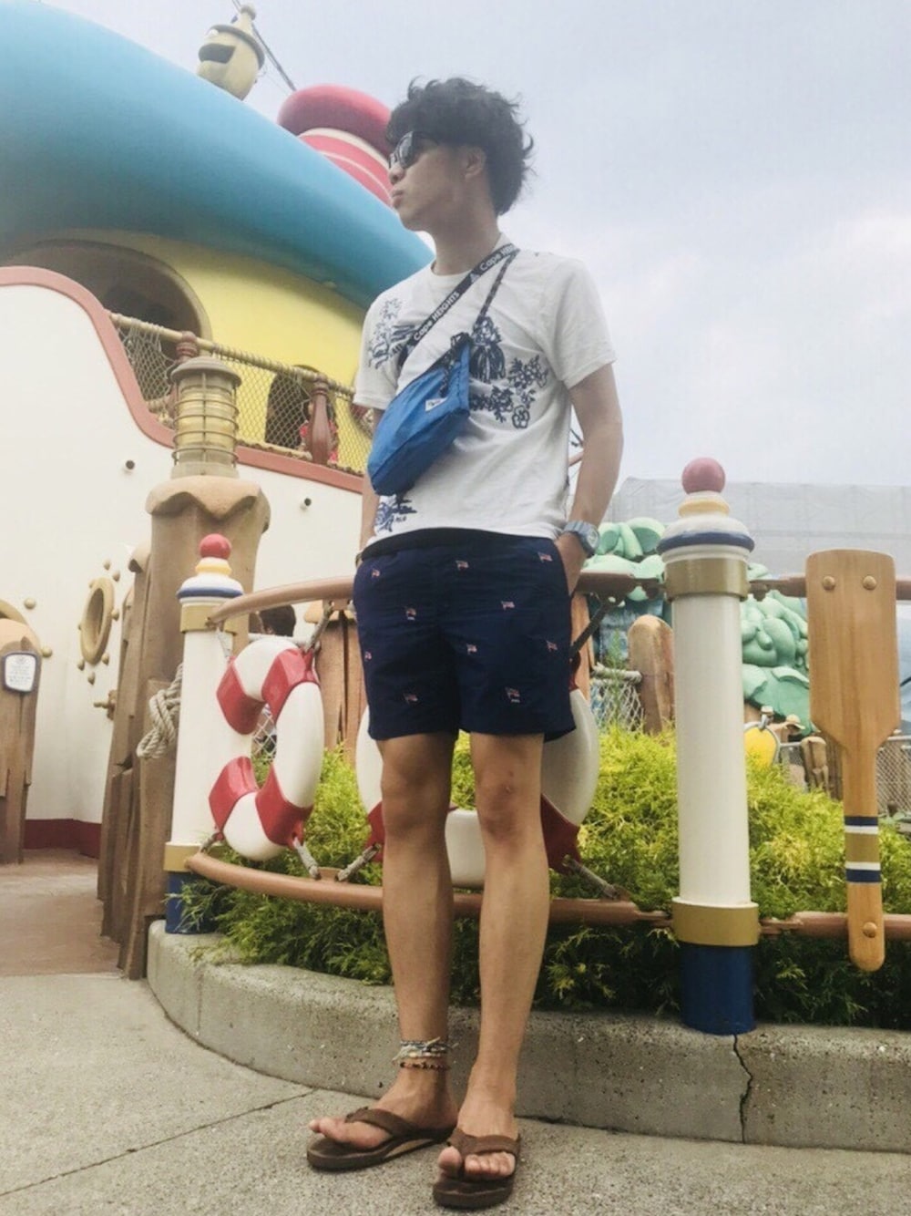 「シンプルコーデ、短パン、サコッシュ、大人カジュアル、サンダル、サングラス、海、Tシャツ、ショートパンツ、Ralph Lauren」｜「Ray-BanのRay-Ban / レイバン: WAYFARER FOLDING / サングラス#（サングラス、ブラウン系）」を使った、りょうすけさん（メンズ・176cm）の夏コーディネートの1枚目の写真