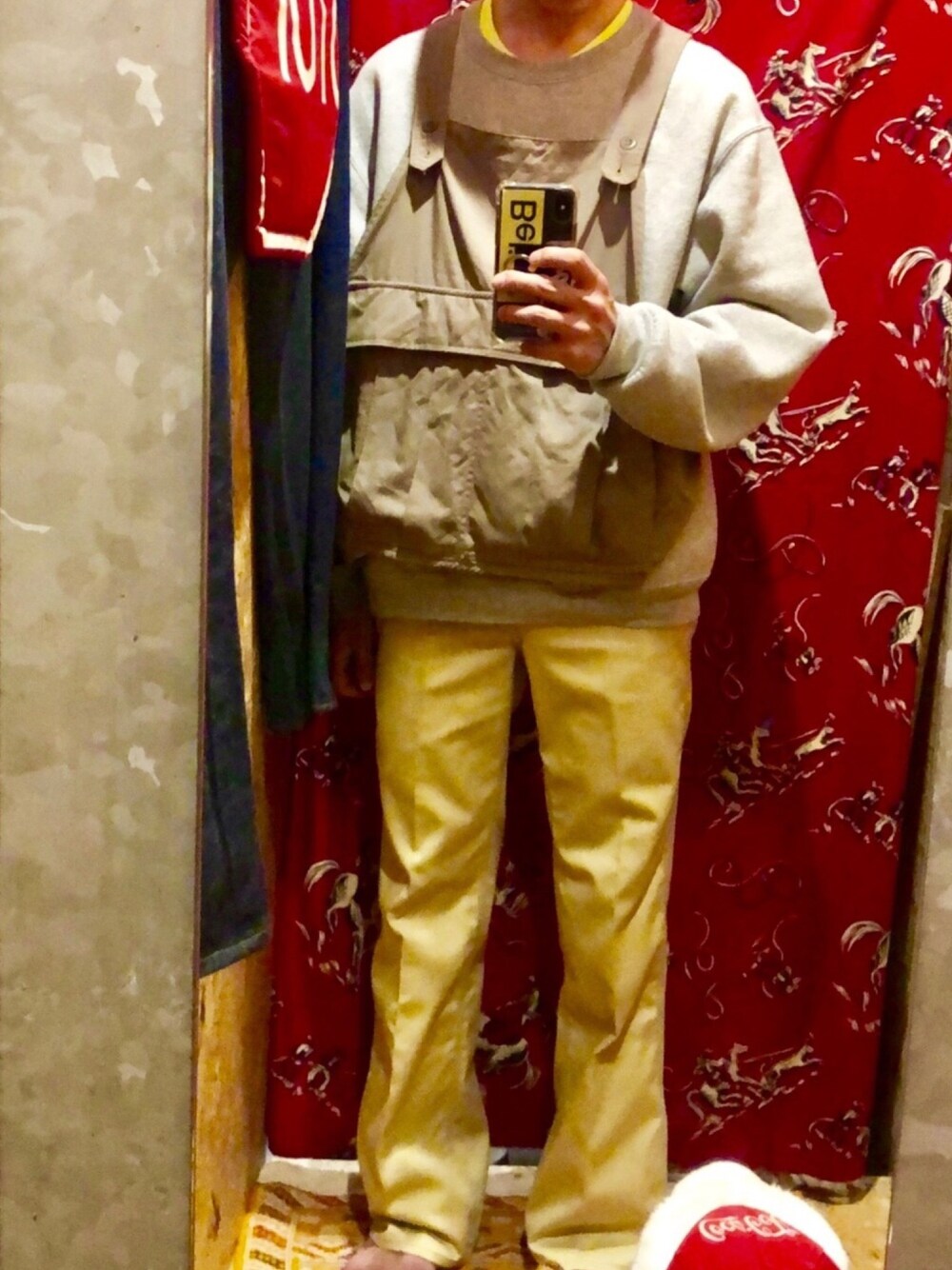 グレー系のスウェット、ベージュ系のベスト、ベージュ系のパンツを着用したメンズの夏コーディネートの1枚目の写真