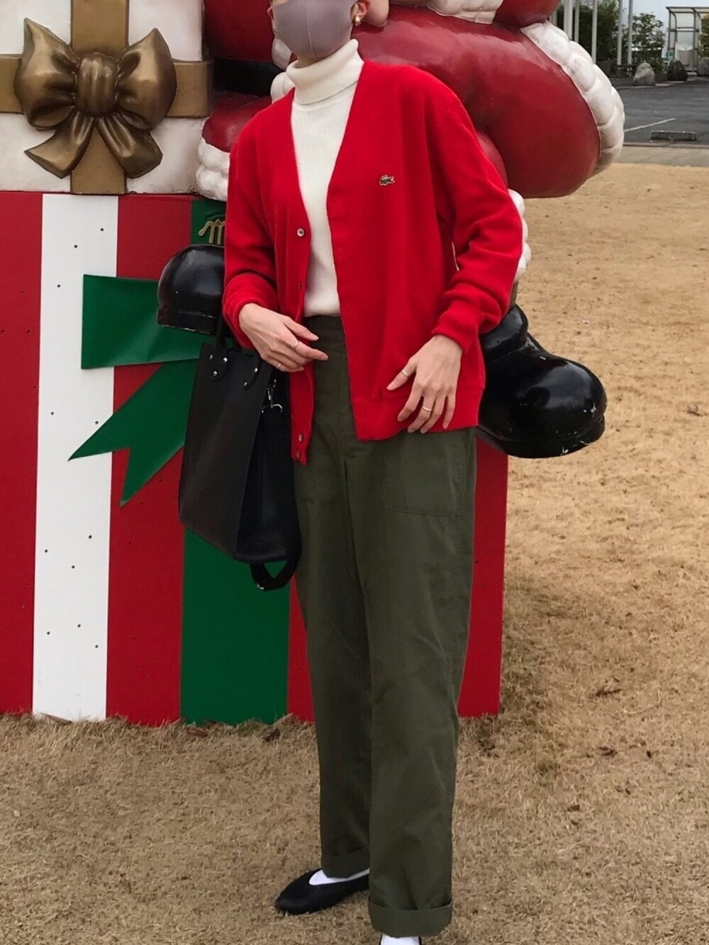 「冬コーデ、タートルネック、カーディガン、LACOSTE、クリスマス、GU、LEPSIM、お洒落さんとつながりたい、高身長女子、いいね、save、フォローお願いします🤑」｜「POUTOJOURUの【ポートジュール】 レザー　クラシック縦型トートバッグ（トートバッグ、ブラック系）」を使った、mayukaさん（レディース・176cm）の冬コーディネートの1枚目の写真