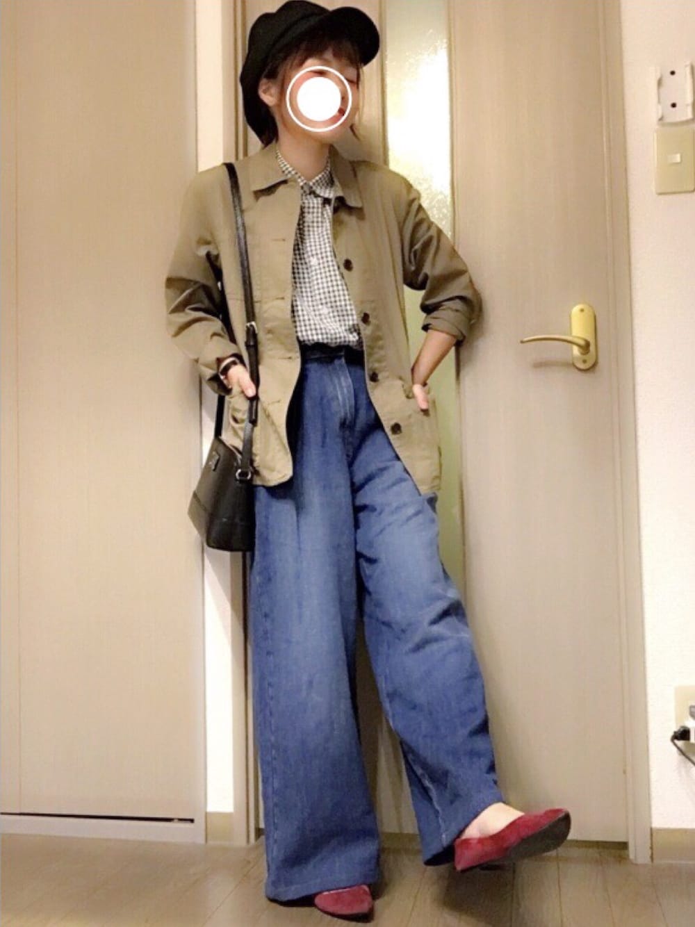 ベージュ系のステンカラーコート、ホワイト系のシャツ/ブラウス、ブルー系のデニムパンツを着用したレディースの春コーディネートの1枚目の写真