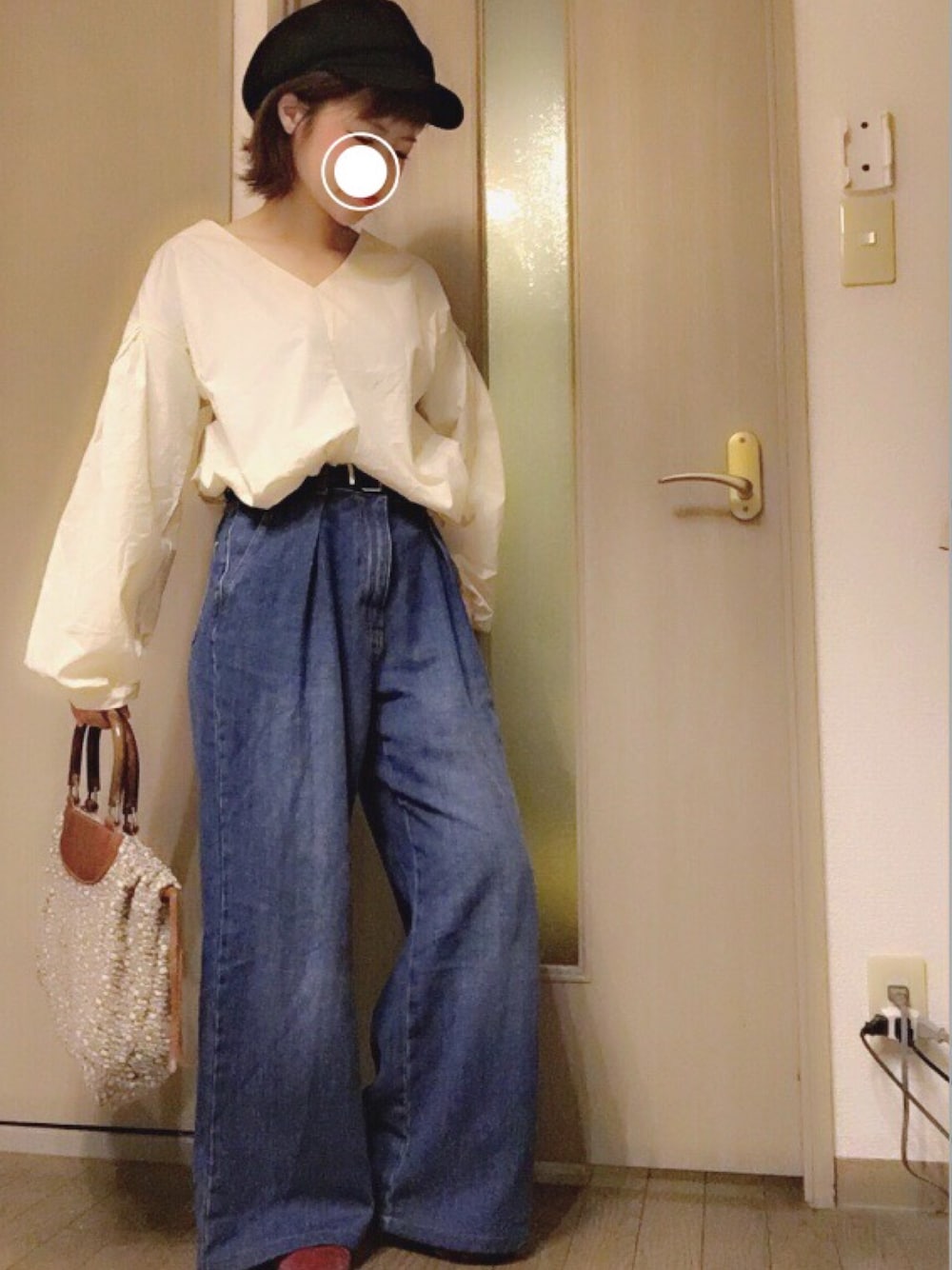 ホワイト系のシャツ/ブラウス、ブルー系のデニムパンツ、レッド系のパンプスを着用したレディースの春コーディネートの1枚目の写真