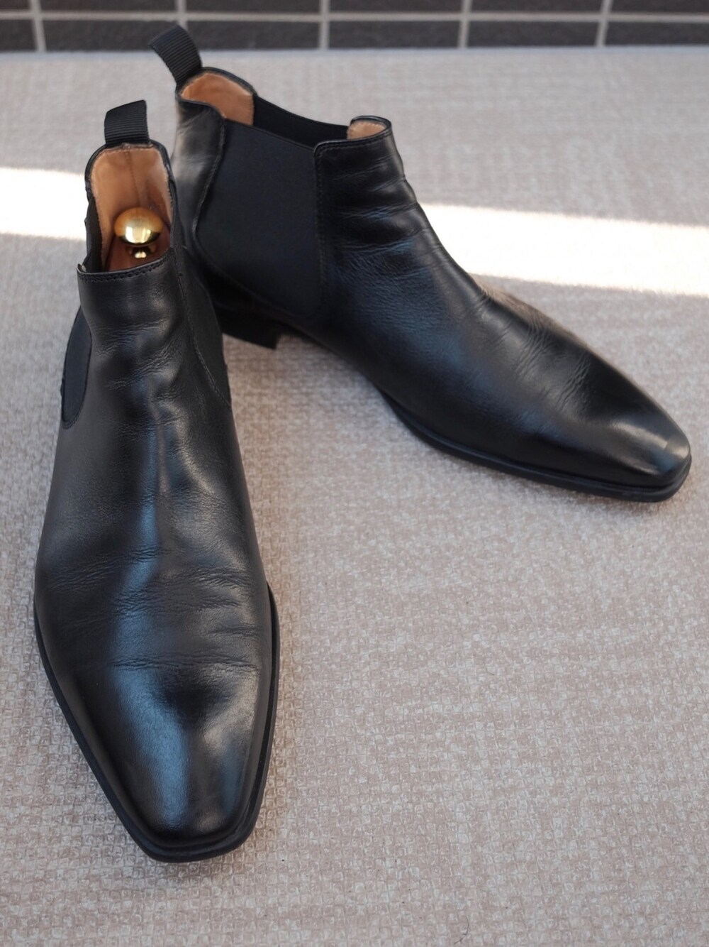 ブラック系のブーツを着用したメンズの春コーディネートの1枚目の写真