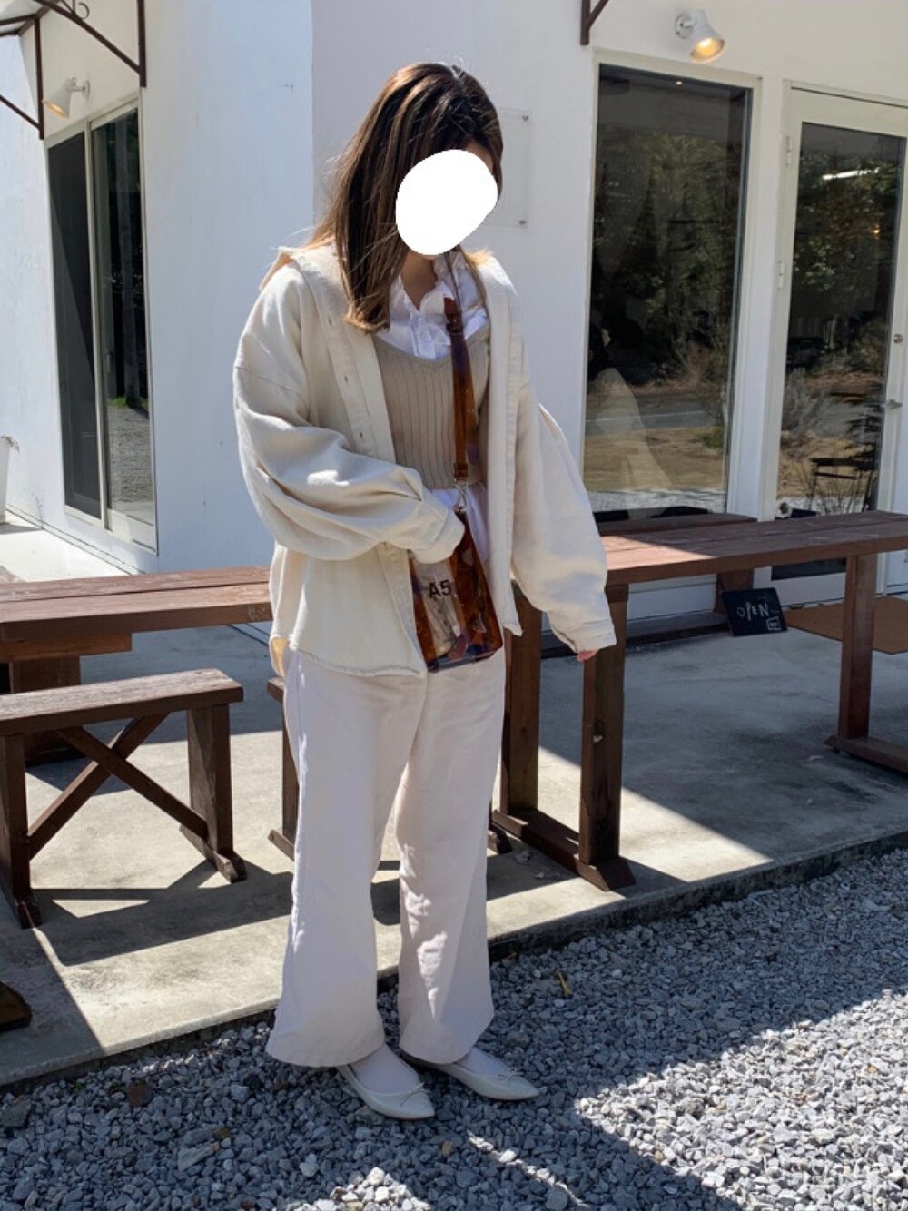 「休日スタイル、パンツスタイル、シンプルコーデ、カジュアル、春コーデ、プチプラ、大人カジュアル、着回しコーデ、ootd、白コーデ」｜「NaNa-NaNaの【別注】 ＜nana-nana＞A5 クリアバッグ -2WAY- Ψ（ショルダーバッグ、ブラウン系）」を使った、cocoabeenさん（レディース・163cm）の春コーディネートの1枚目の写真