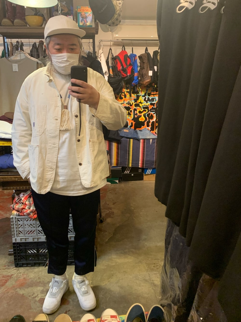 ホワイト系のカバーオール、ブルー系のその他パンツ、ホワイト系のスニーカーを着用したメンズの春コーディネートの1枚目の写真