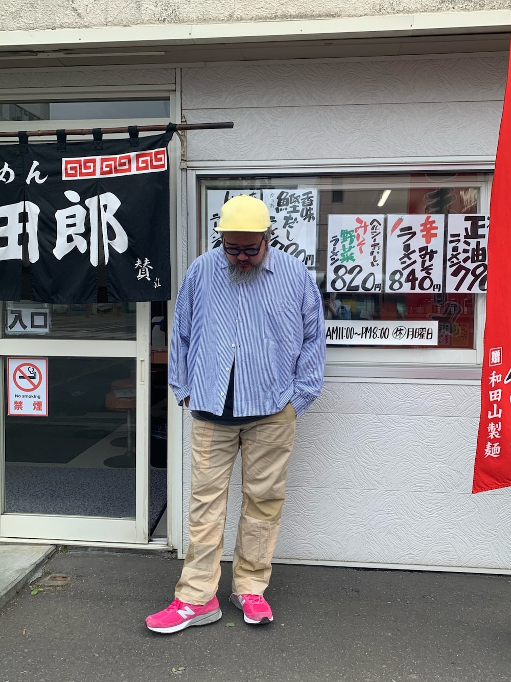 「シンプルコーデ、オトナカジュアル、白シャツ、ビッグシルエット、スニーカーコーデ、チノパン、fridge、fridgesetagaya、可不可、カフカ」｜「WhoWhatの【WHOWHAT】フーワット 5X SHIRT SHORT（シャツ/ブラウス、ブルー系）」を使った、熊坂スグルさん（メンズ・181cm）の夏コーディネートの1枚目の写真