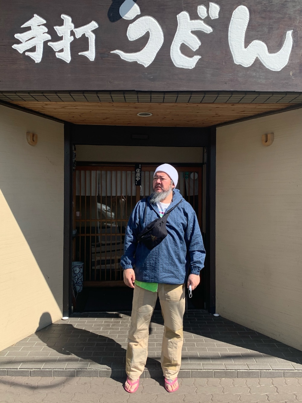 「うどん、シンプルコーデ、プルオーバー、カジュアルコーデ、サンダル、フレアパンツ、fridge、fridgesetagaya、可不可、カフカ」｜「s.k. manor hillのアイテム（パーカー、ブルー系）」を使った、熊坂スグルさん（メンズ・181cm）の夏コーディネートの1枚目の写真