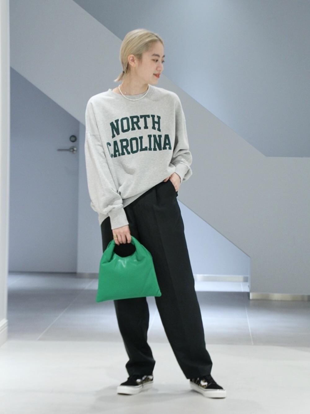 その他のスニーカー、グレー系のスウェット、グリーン系のその他パンツを着用したレディースの秋コーディネートの1枚目の写真