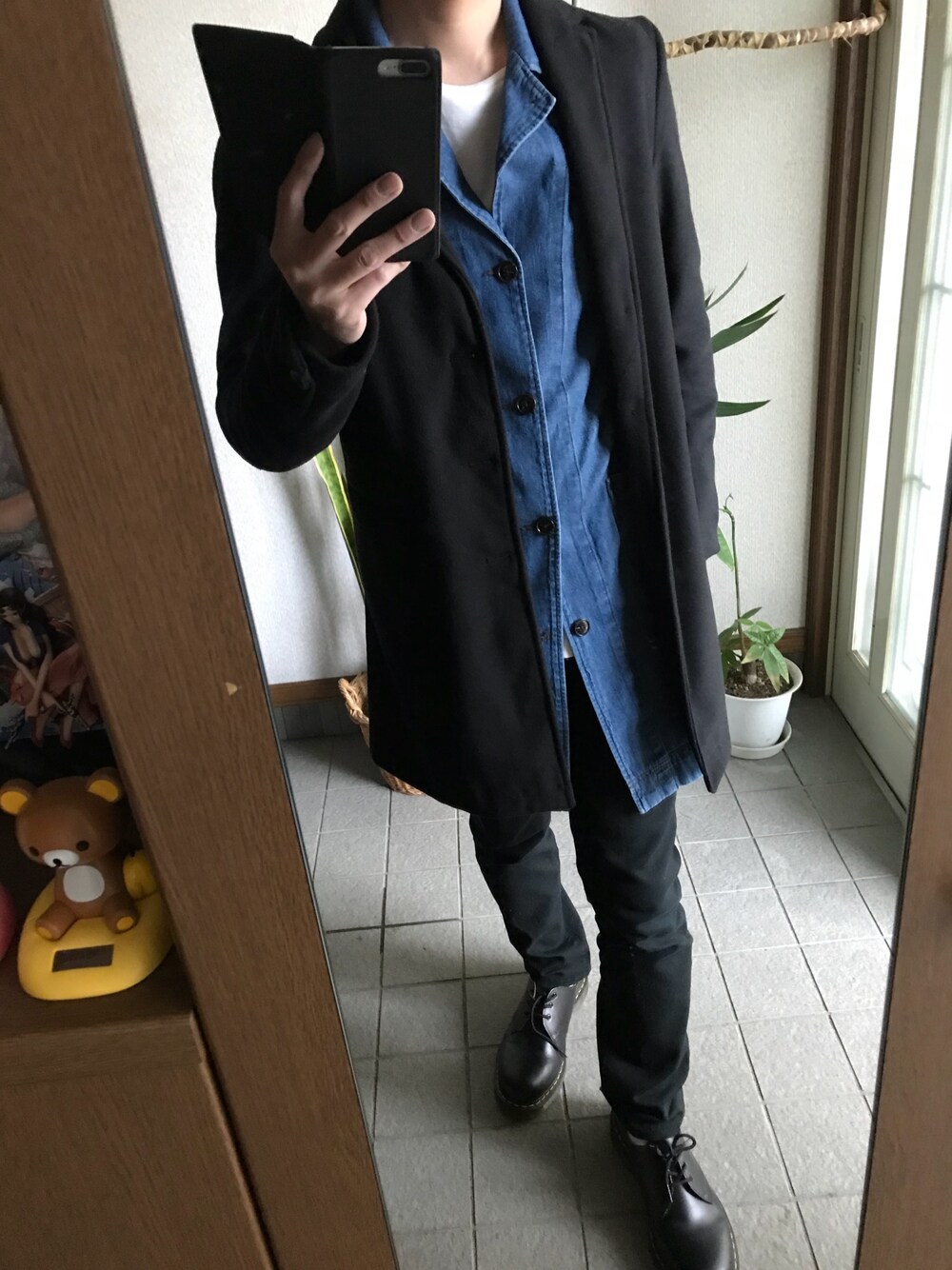 「冬コーデ、チェスターコート、ちょびこ、デニムシャツ、ロング丈」｜「UNIQLOのアイテム（その他パンツ、ブラック系）」を使った、taka..さん（メンズ・175cm）の冬コーディネートの1枚目の写真
