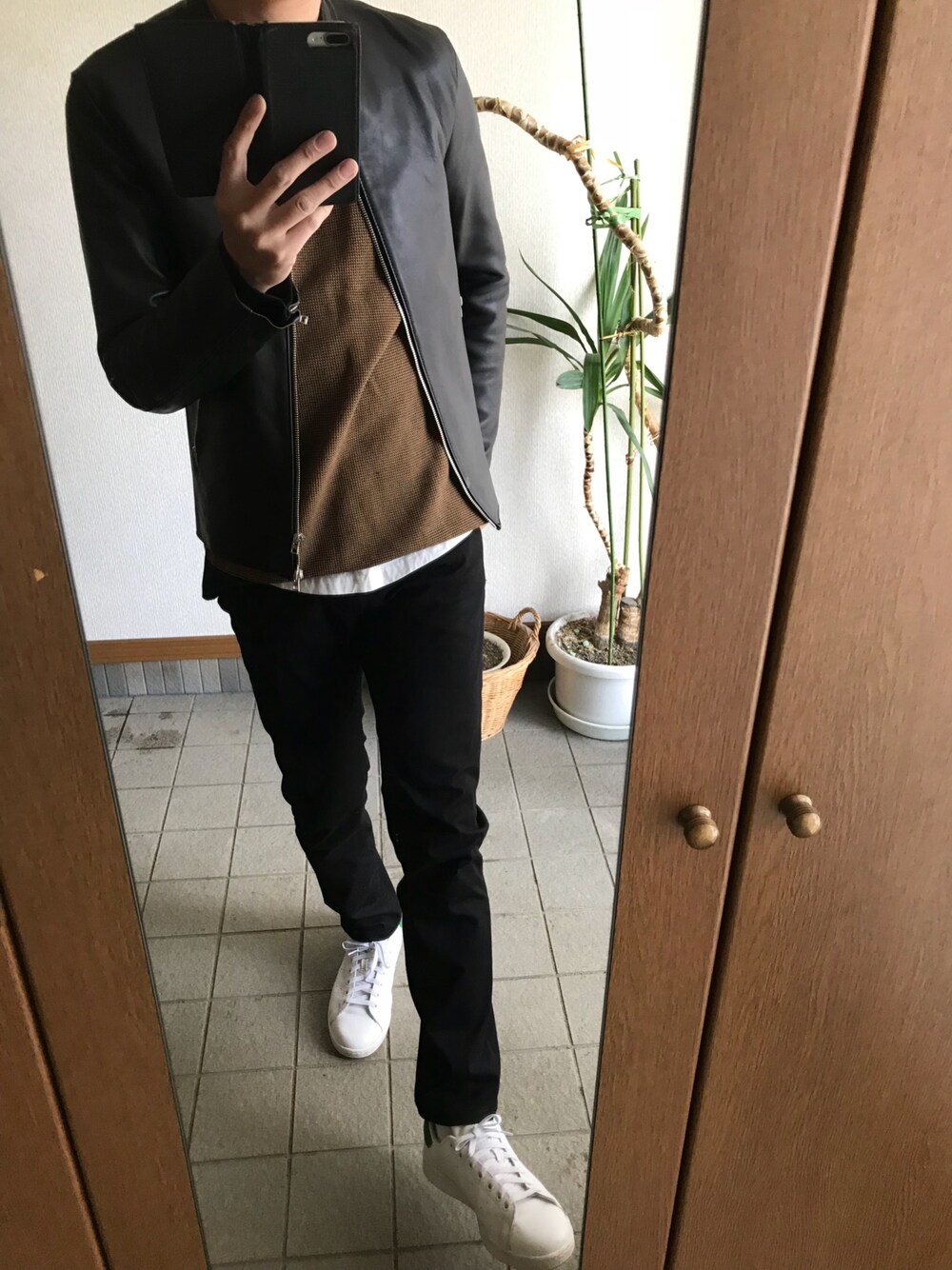 「シンプル、黒スキニー、GU、ライダースジャケット、リドム、LIDnM」｜「LIDNMのLIDnM/リドム/ラムレザーシングルライダース（ライダースジャケット、ブラック系）」を使った、taka..さん（メンズ・175cm）の春コーディネートの1枚目の写真