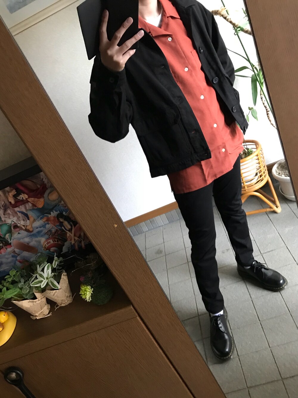 「リドム、LIDnM、カバーオール、ドクターマーチン、春、お洒落さんとつながりたい、オープンカラーシャツ」｜「LIDNMのガーメントダイカバーオール（カバーオール、ブラック系）」を使った、taka..さん（メンズ・175cm）の春コーディネートの1枚目の写真