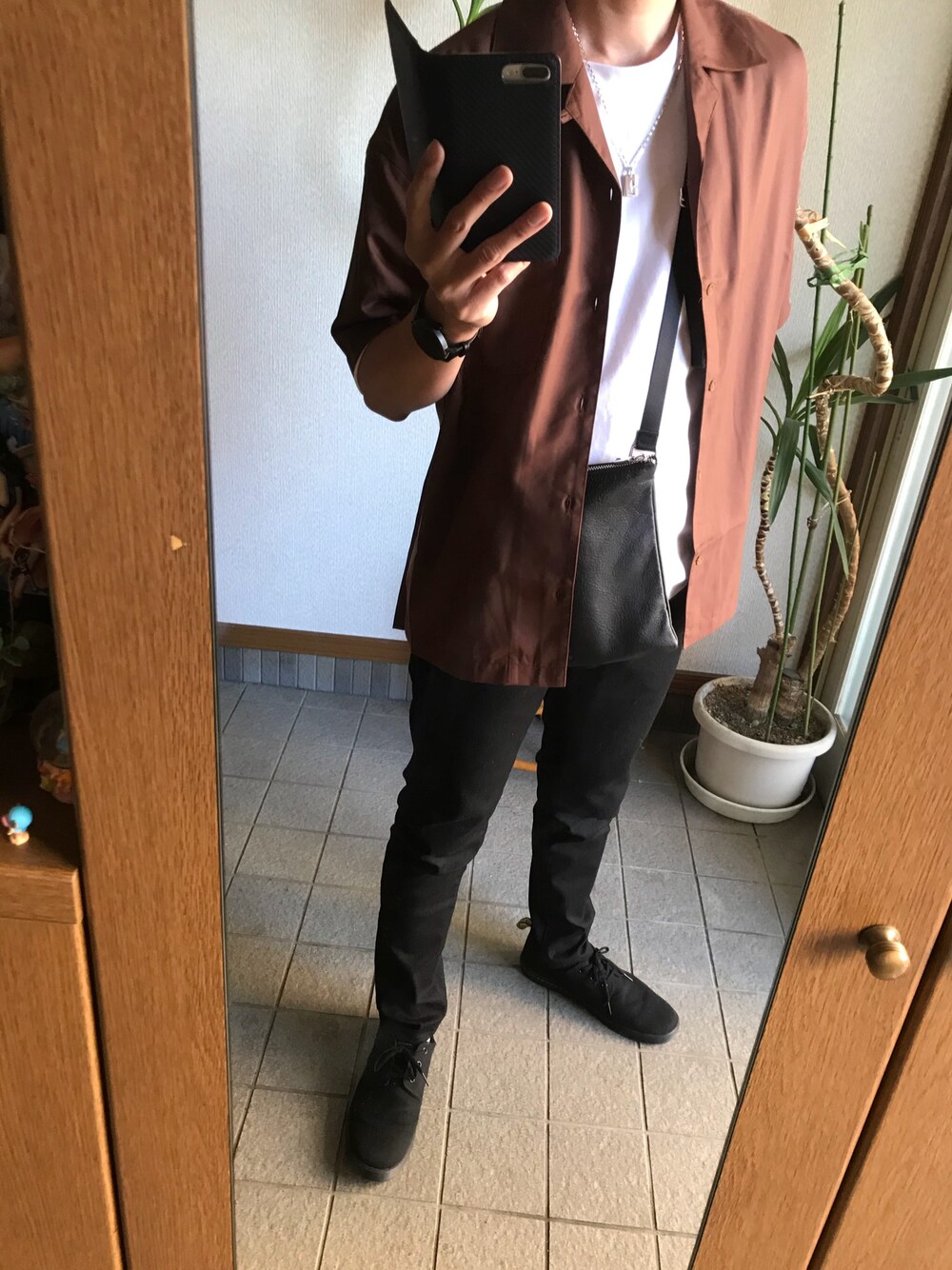 「シンプルコーデ、オーバーサイズ、夏、カジュアルコーデ、おしゃれさんと繋がりたい、Dr.Martens、リドム、オープンカラーシャツ、サコッシュ、LIDnM」｜「LIDNMのLIDnM/リドム/マイクロスパンオープンカラーシャツ（シャツ/ブラウス、ブラウン系）」を使った、taka..さん（メンズ・175cm）の夏コーディネートの1枚目の写真