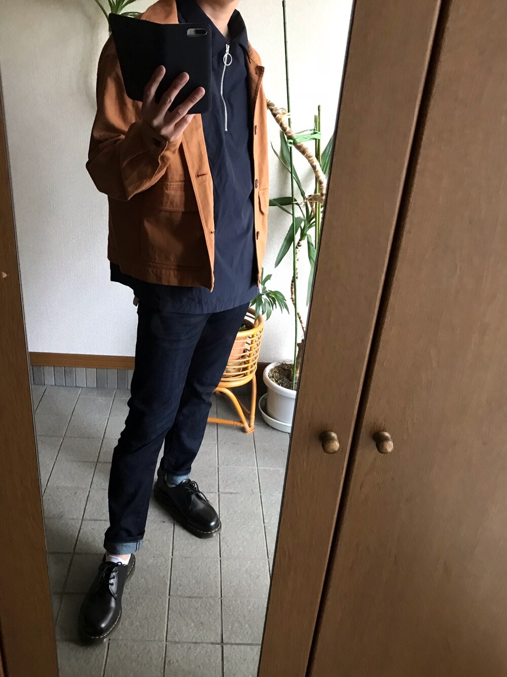 「リドム、LIDnM、LIDnMコーデ、ドクターマーチン」｜「LIDNMのLIDnM/リドム/ガーメントダイカバーオール(L18SS-100)（カバーオール、イエロー系）」を使った、taka..さん（メンズ・175cm）の冬コーディネートの1枚目の写真