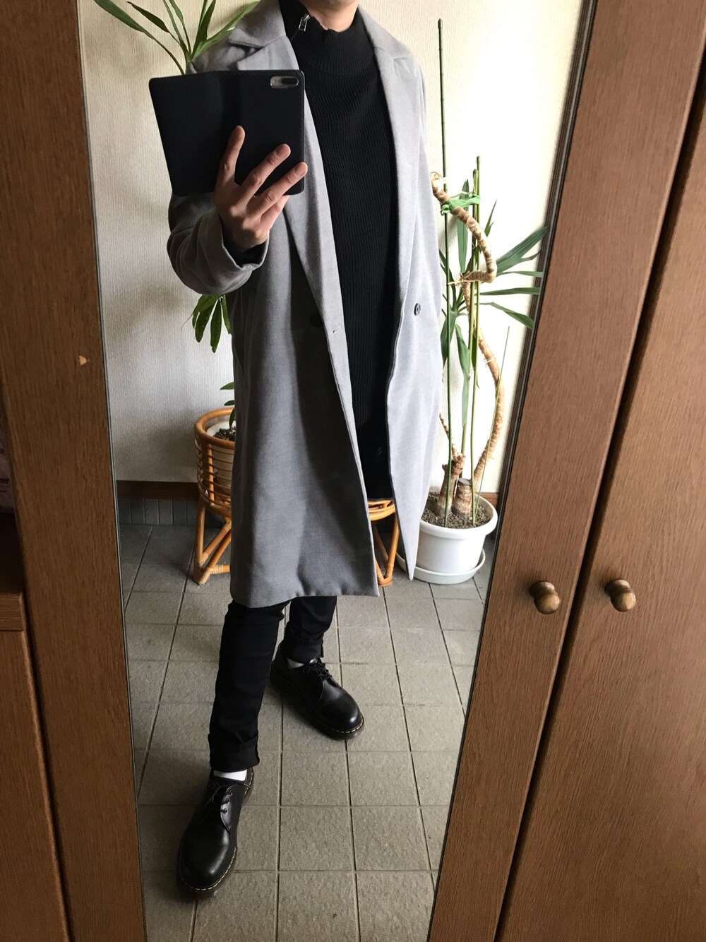 「コートコーデ、ロング丈コート、チェスターコート、サイドジップニット、モノマート、ドクターマーチン、おしゃれさんと繋がりたい、お洒落さんとつながりたい」｜「Dr. MartensのDr.Martens/1461 3EYE GIBSON SHOE 3ホール ギブソン シューズ R11838002 R11838600（ブーツ、ブラック系）」を使った、taka..さん（メンズ・175cm）の春コーディネートの1枚目の写真