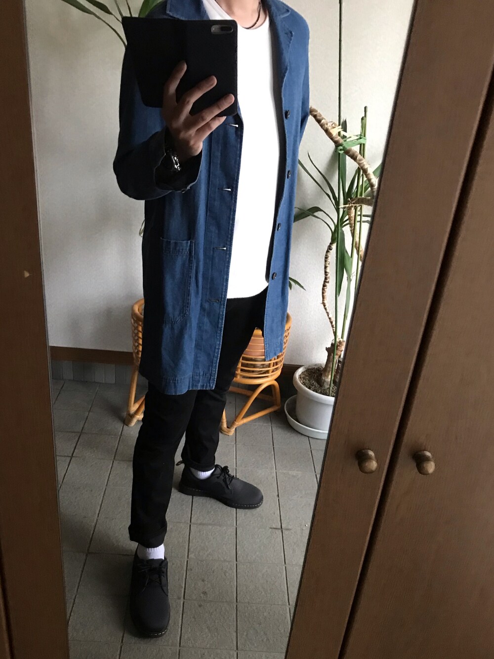 「大人カジュアル、ドクターマーチン、リドム、デニムチェスターコート、はるコーデ、おしゃれさんと繋がりたい」｜「Dr. MartensのAIRWAIR ドクターマーチン CAVENDISH KNIT 3EYE SHOE BLACK（ブーツ、ブラック系）」を使った、taka..さん（メンズ・175cm）の夏コーディネートの1枚目の写真