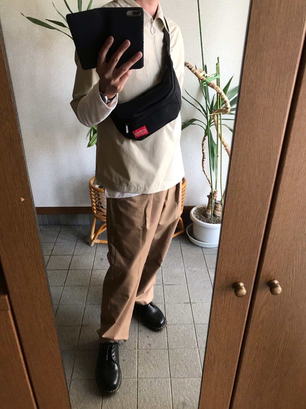「ベージュコーデ、リドムコーデ、リドム、ドクターマーチン、休日スタイル、おしゃれさんと繋がりたい、リングジップ、ワイドパンツ、マンハッタンポーテージ」｜「LIDNMのリングジップハーフスリーブシャツ【ベージュ】（シャツ/ブラウス、ベージュ系）」を使った、taka..さん（メンズ・175cm）の夏コーディネートの1枚目の写真