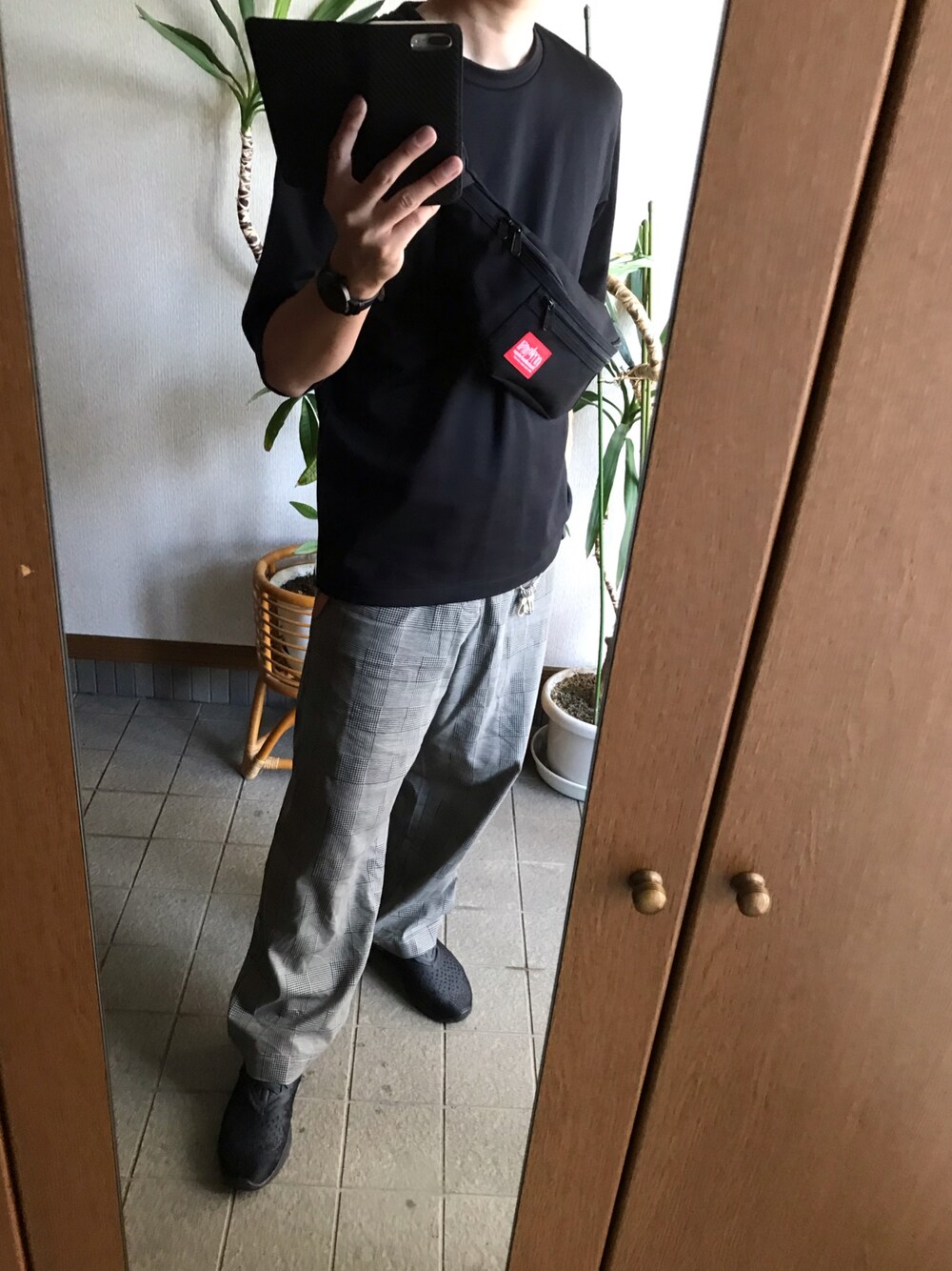 「オトナカジュアル、大人カジュアル、おしゃれさんと繋がりたい、スニーカー、カジュアルコーデ、エアマックス、マンハッタンポーテージ、ハレ、ナイキ、グレンチェック」｜「Manhattan Portageの[マンハッタンポーテージ] BC★Manhattan Portage WEST ボディバッグ/B1101（ボディバッグ/ウエストポーチ、ブラック系）」を使った、taka..さん（メンズ・175cm）の秋コーディネートの1枚目の写真